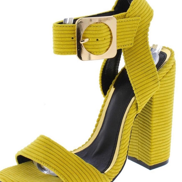 NWB Ribbed yellow heels with buckle - Picture 2 of 3